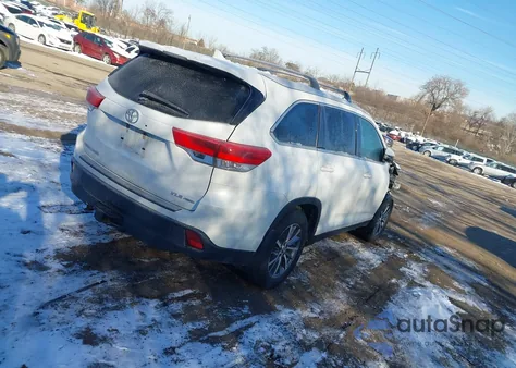 2019 Toyota Highlander Xle z USA, uszkodzony, nr VIN 5TDJZRFH8KS918509